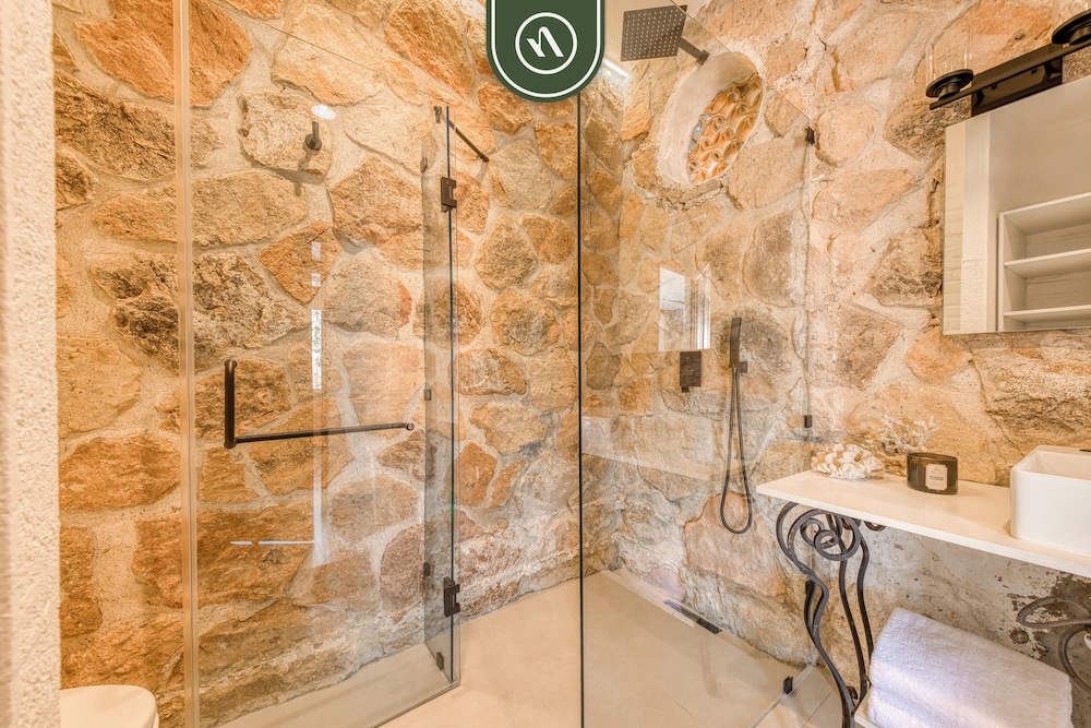 1 BR Mountain Retreat - 5 min to Beach - Pool