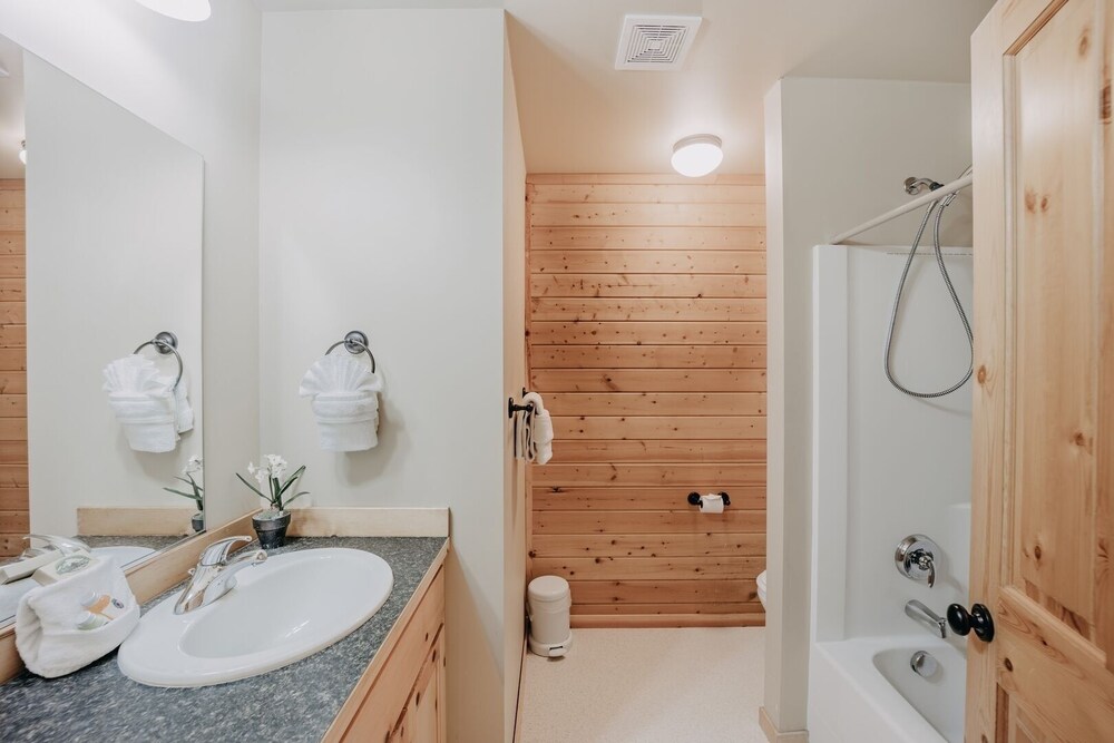 95gs - Hot Tub - Wifi - Pets Ok - Sleeps 4 2 Bedroom Home by RedAwning