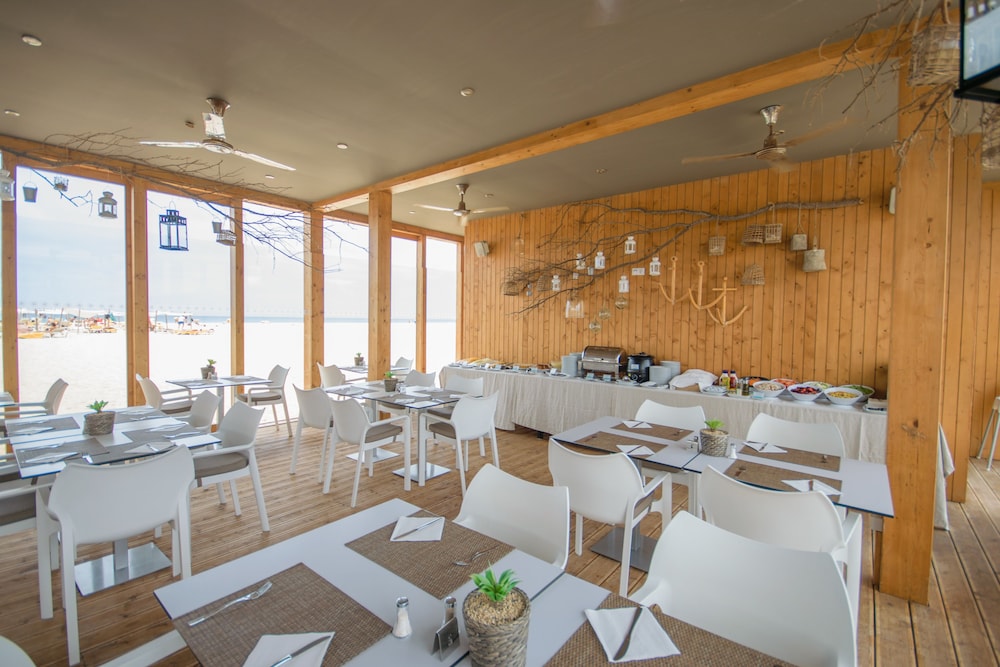 Hotel Oasis Salinas Sea