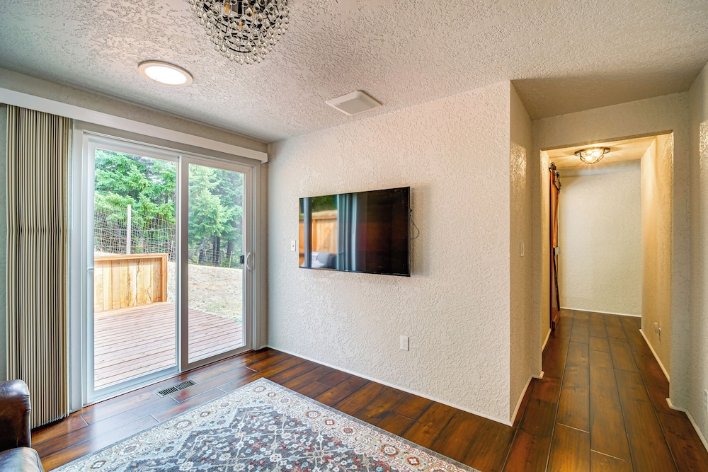 4 Mi to River: Umpqua Valley Villa w/ Fire Pit!