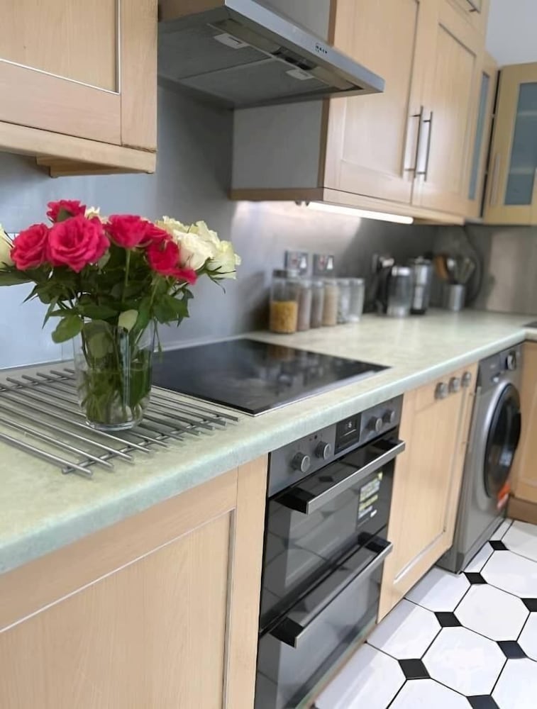 SUPERB SNUG studio sleeps 2 south london
