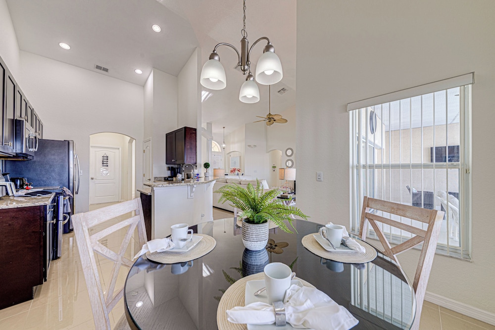 Elegant 4Br Retreat W/ Stylish Interior & Kitchen