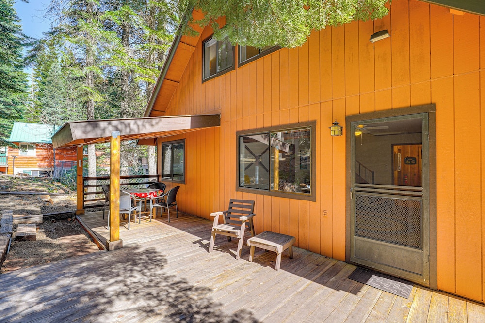 Walk to Lake Almanor: Prattville Cabin w/ 2 Decks!