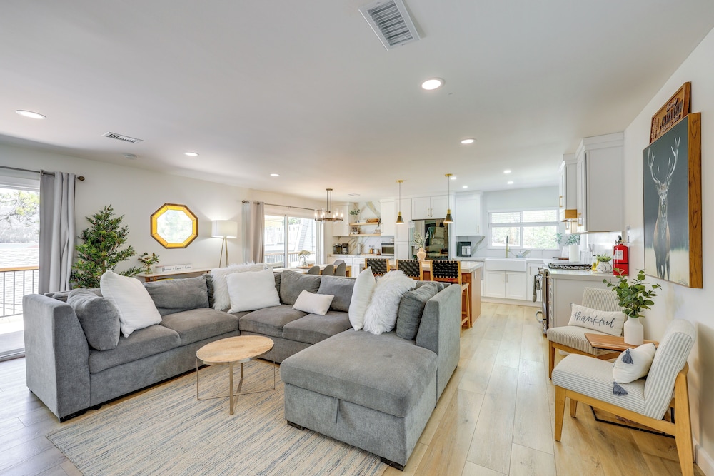 Walk to The Village Shops/eats: Big Bear Lake Home