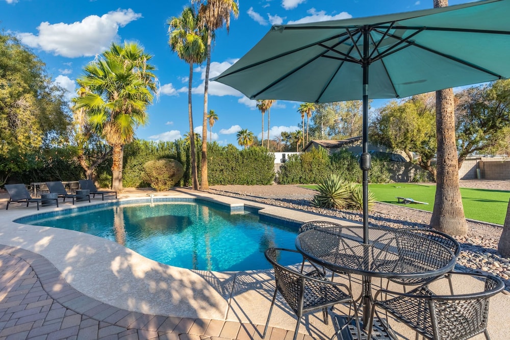 Pickle Putt Retreat Pool Pickleball Putt Grn