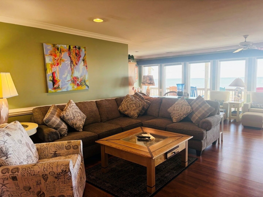 Clamelot 4 Bedroom Home by RedAwning