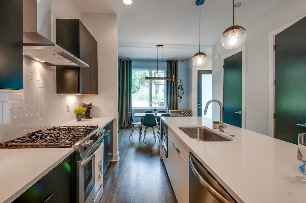 King Queen 2 Homes - 24 Beds City Views