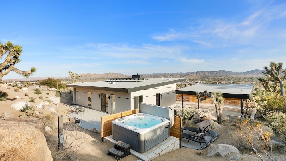 Desert Ridge - Hot Tub, Fire Pit, Bbq, Out Door Shower & Incredi 2 Bedroom Home by RedAwning view 4