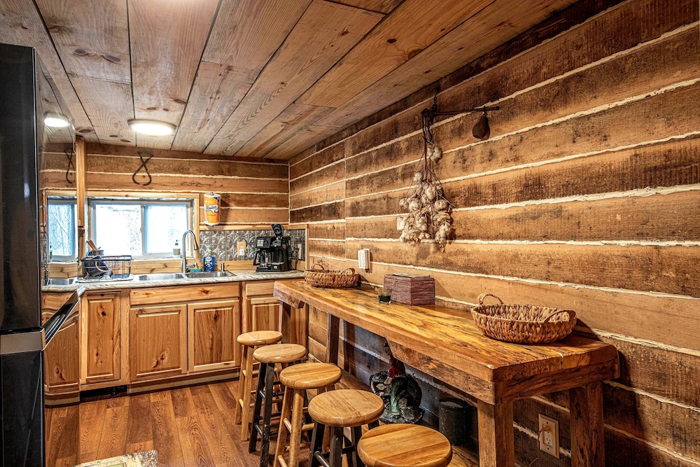Bear Creek Lodge and Cabins in Helen Ga - Pet Friendly, River on Property, Walking Distance to downtown Helen