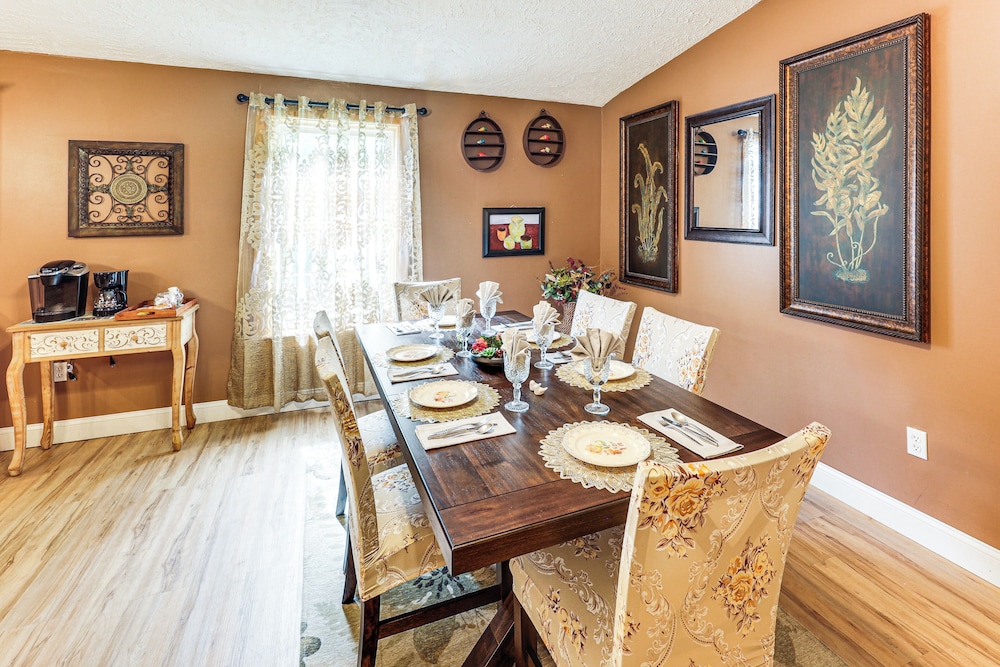 Family-friendly Home w/ Furnish Patio in Crystal!
