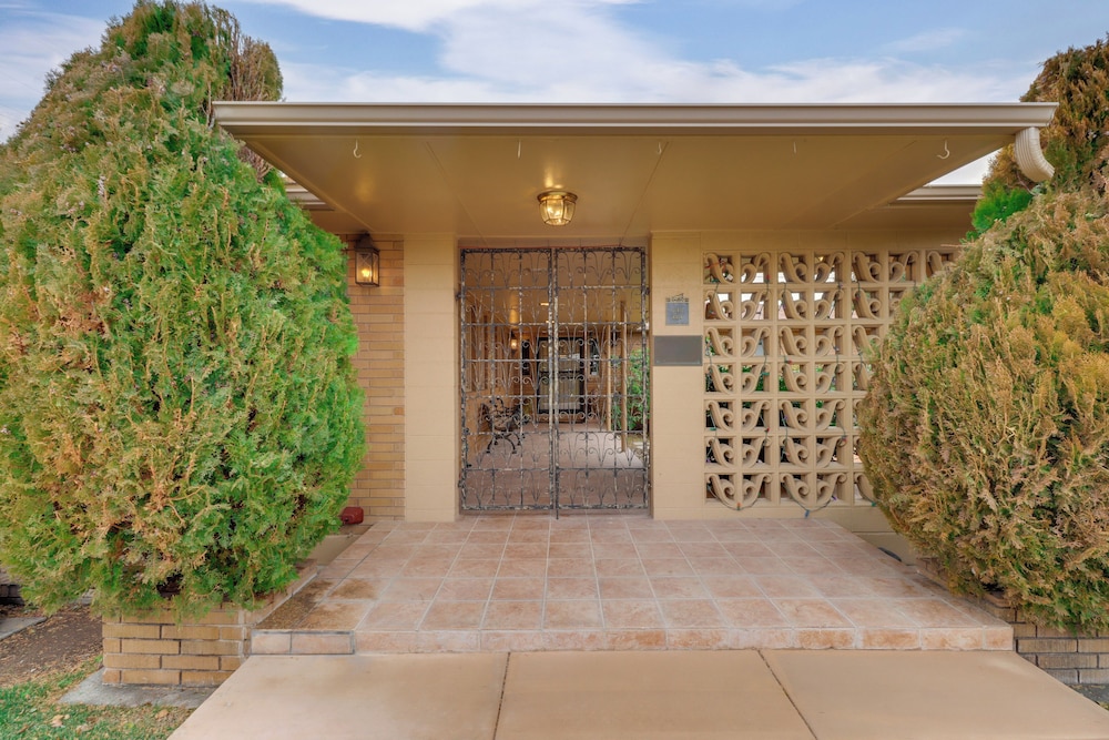 2 Living Areas + Library! Home 22 Mi to Mt Rose