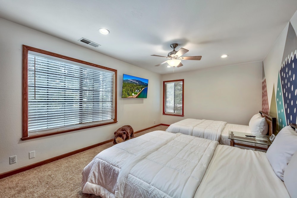 1760t Thunderbird Cabin 3 Bedroom Home