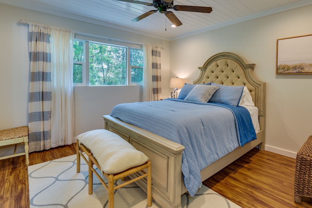 Freeport Waterfront Vacation Rental w/ Boat Launch view 4