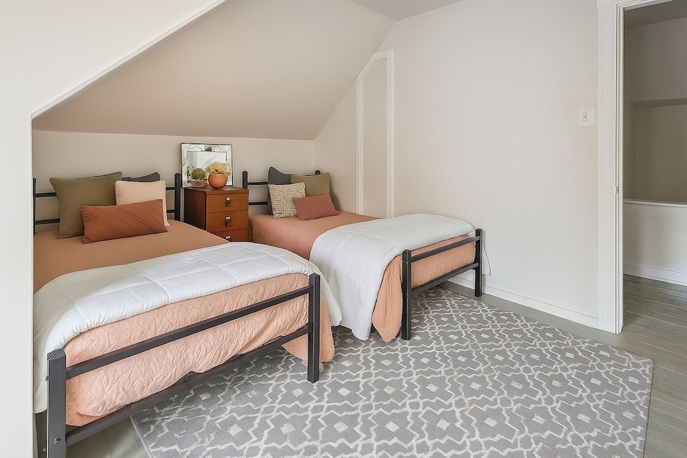 Detroit 6BR House Wifi, Parking, Pet Friendly