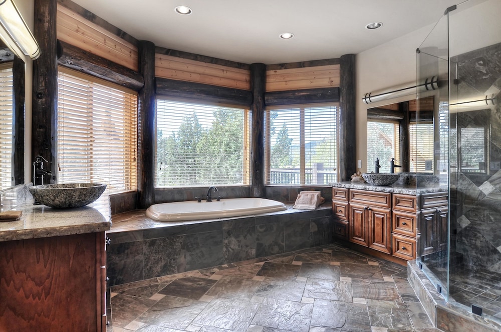 No 4 Grand 8 Bedroom Estate at Castle Glen