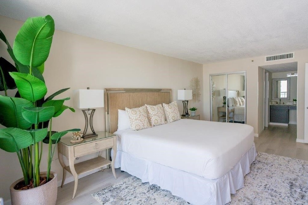 Stunning ocean view remodeled 2 bedroom 2 bath condo, 908 South Hampton 2 Condo view 2