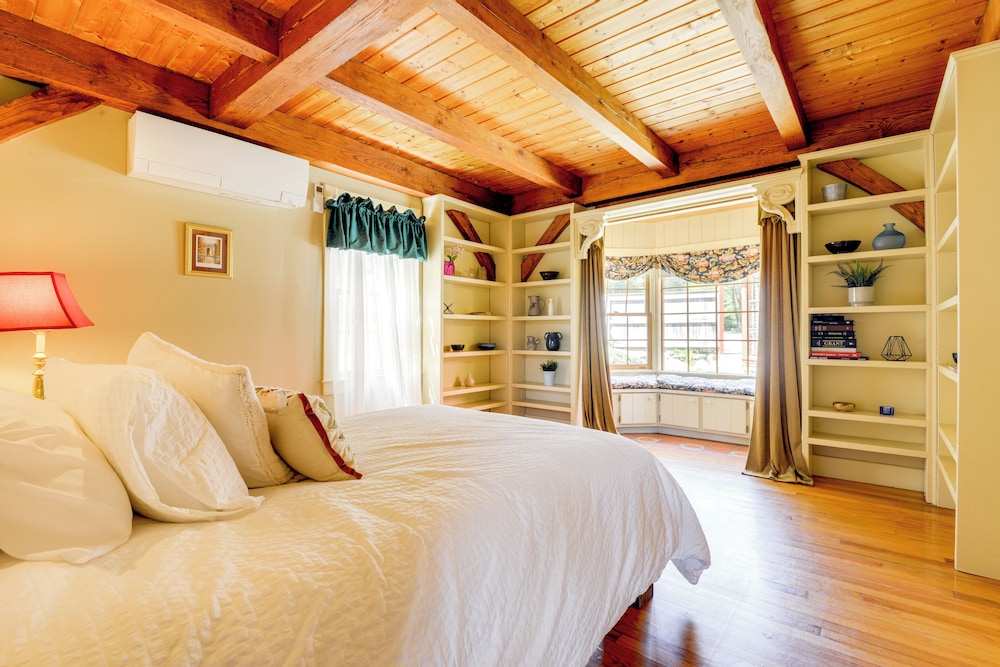 10 Mi to Mt Snow! Grand Estate Built to Entertain