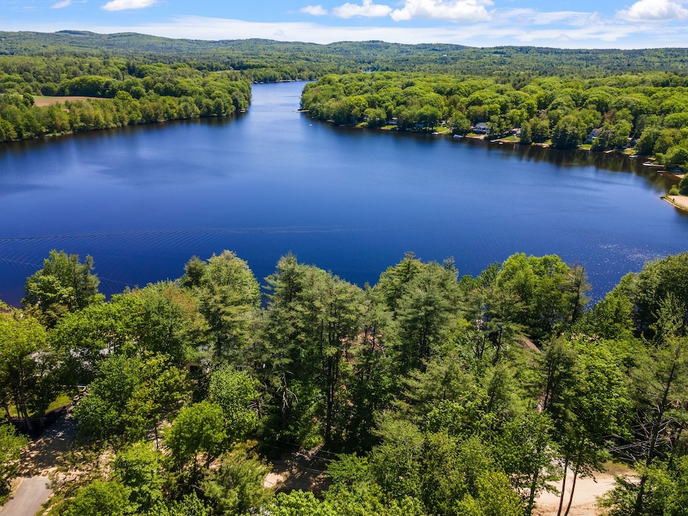 Idyllic Lakeside Getaway 4 Bedroom Home by RedAwning