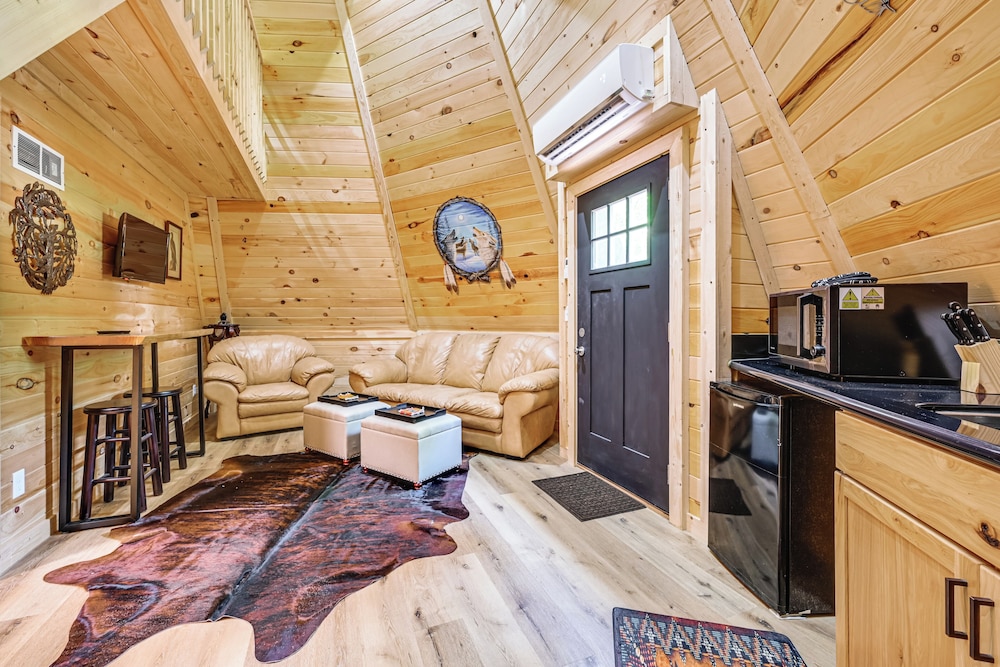 5 Mi to Mammoth Cave NP: Teepee Studio Escape