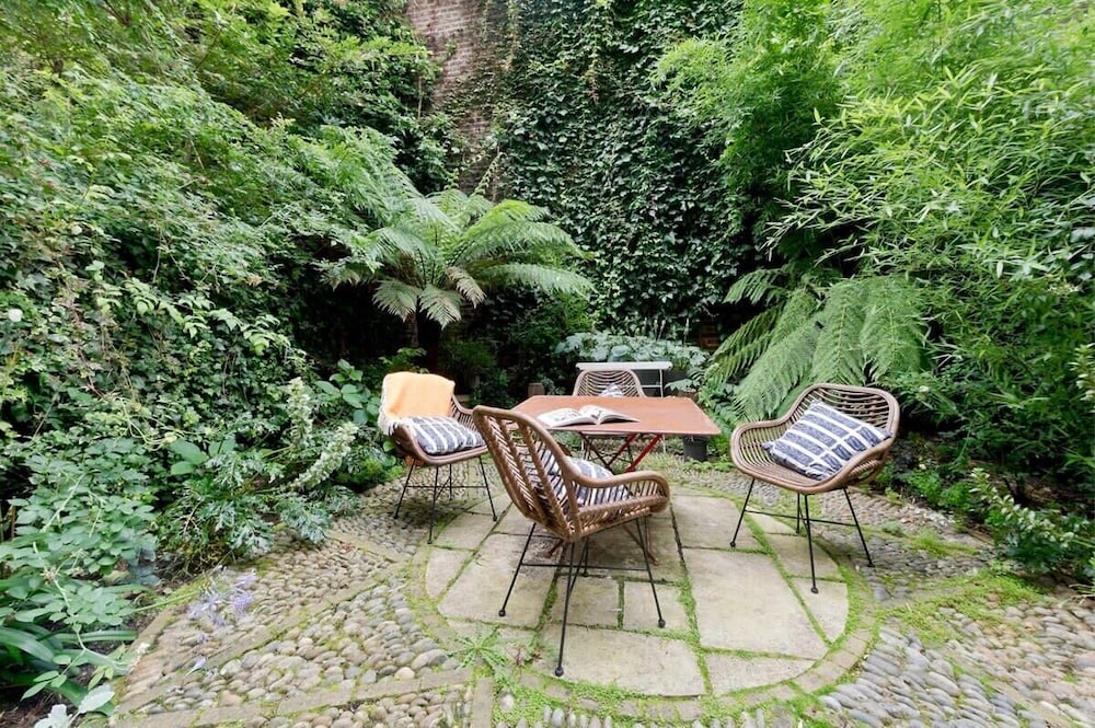 Gorgeous & Grand 5 Bed House, Holland Park