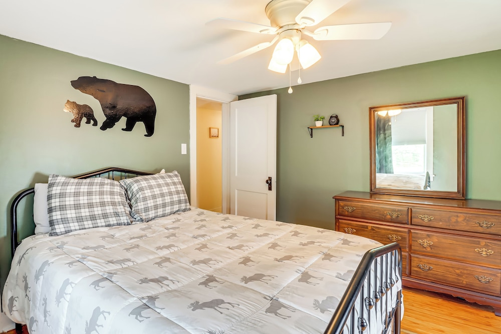 Walk to Saylors Lake: Townhome w/ Shared Perks!