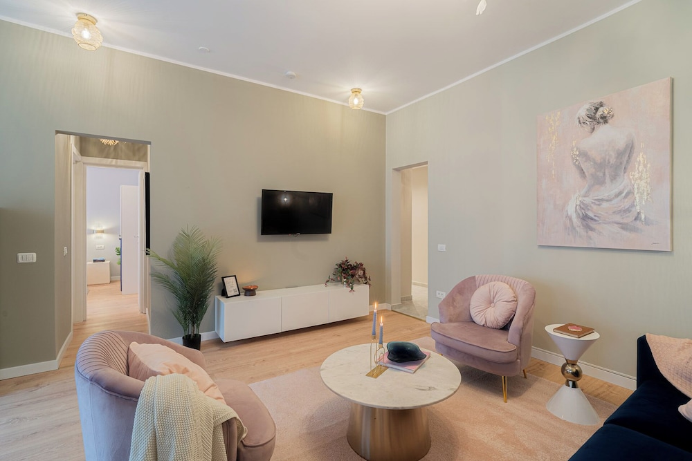 Designer 2-Bedroom Flat with Balcony & Full Amenities Steps from Piata Universitatii