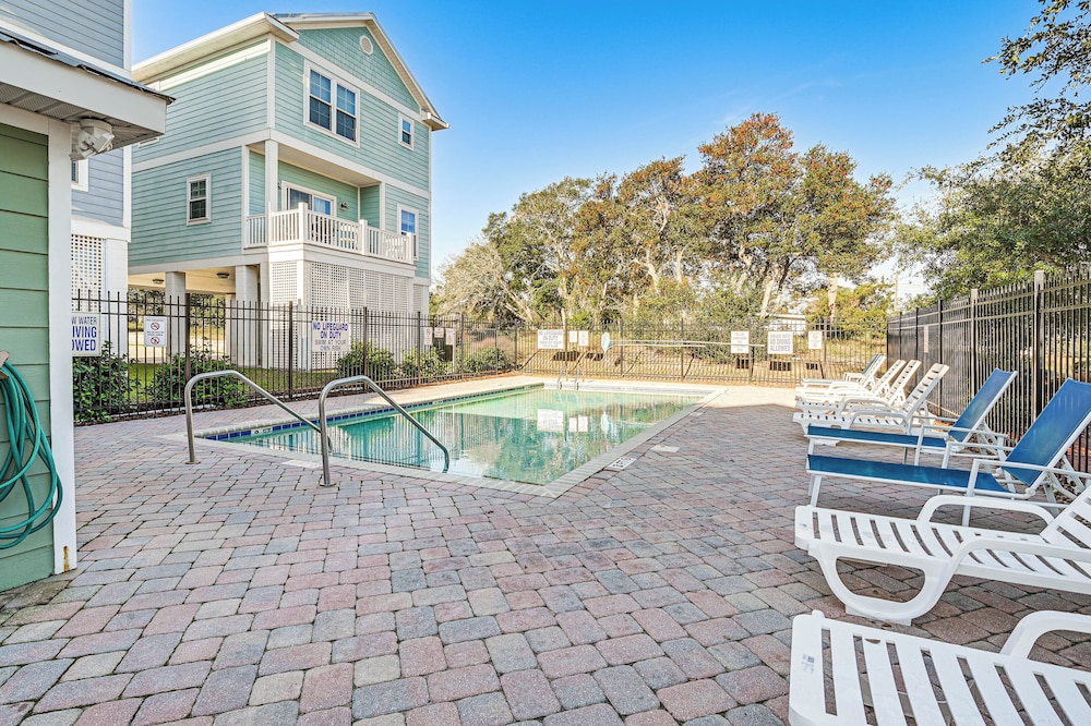 Walk to Shore: Myrtle Beach Home w/ Pool Access!