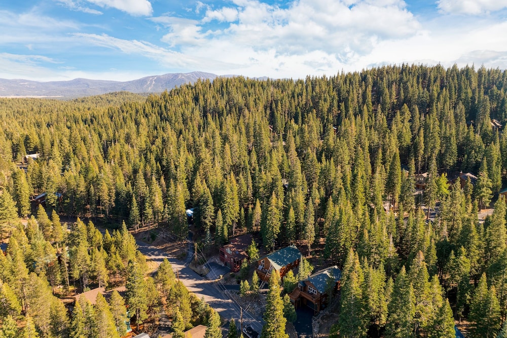 Golden Summit by Avantstay Stunning Secluded Cabin w Access to Tahoe Donner