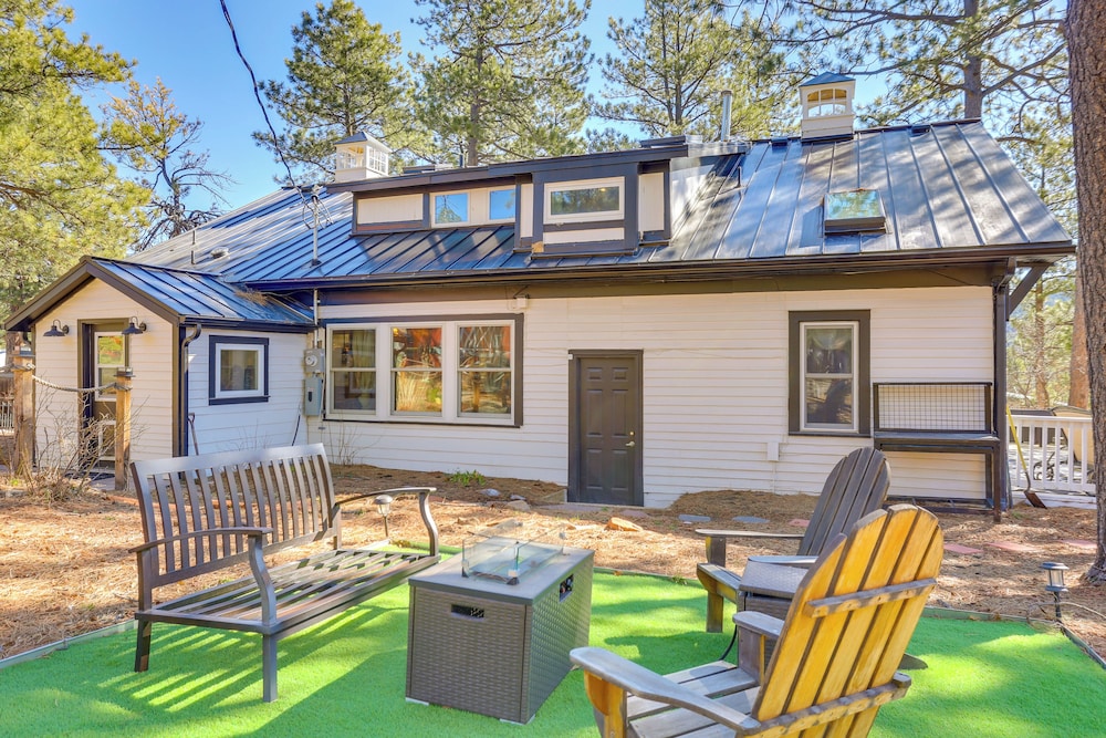 Vintage Farmhouse w/ Hot Tub in Larkspur