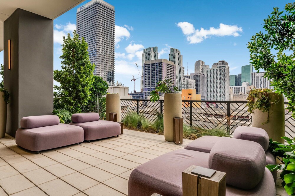 Bellini Breeze - Cozy Central Miami Pool and Gym