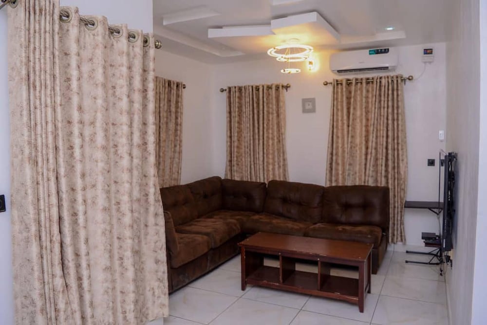 Bamgbose Apartments - Sleeps 2 - Parking - Wifi