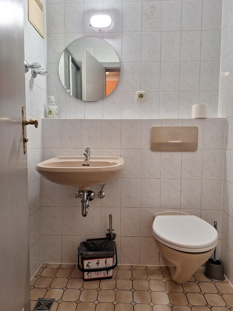 2-Rent Group Hostel Rooms AUB162