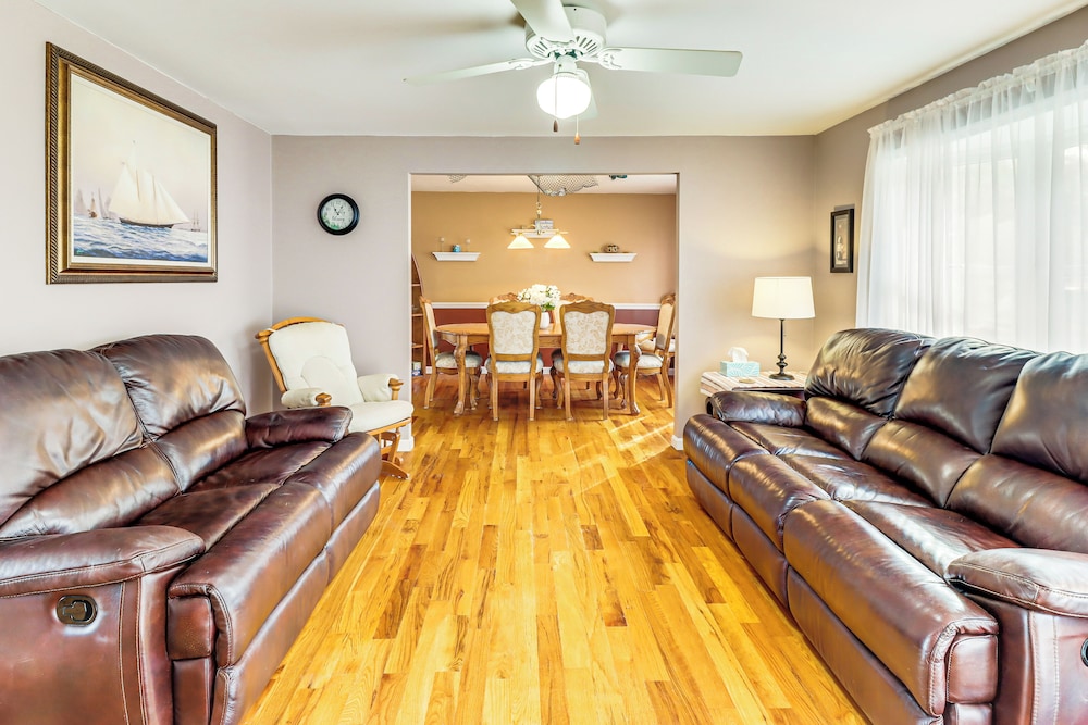 Screened Patio, Deck & Grill: Saint Inigoes Home!