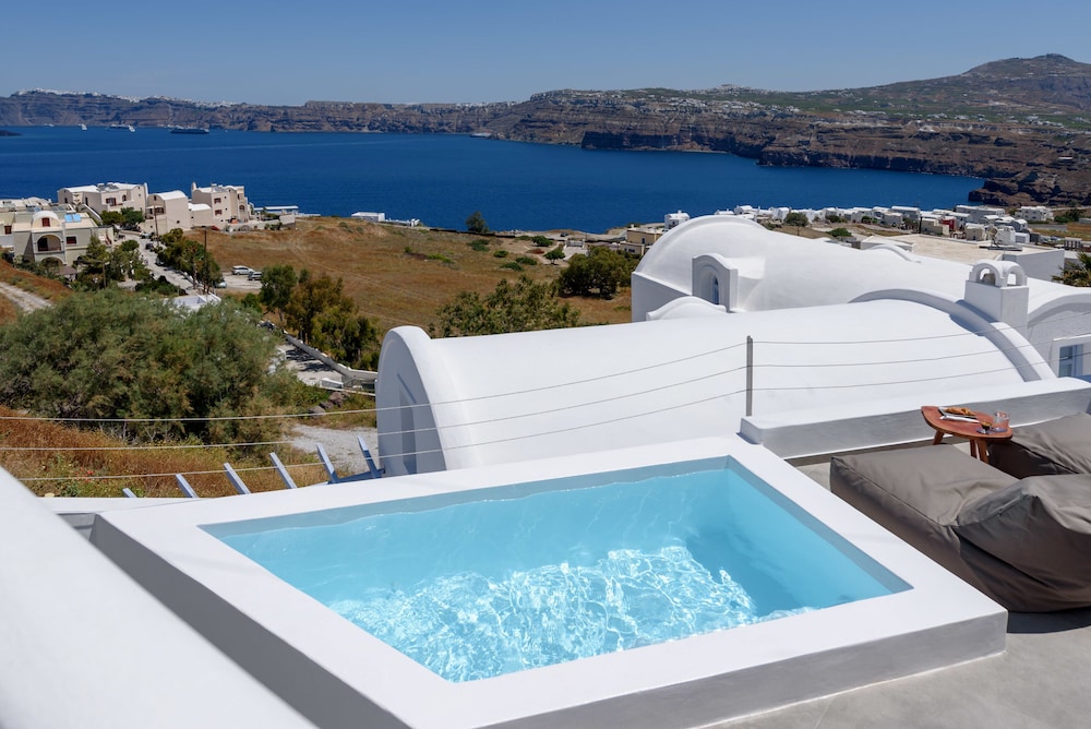 Earino Suites & Villas
