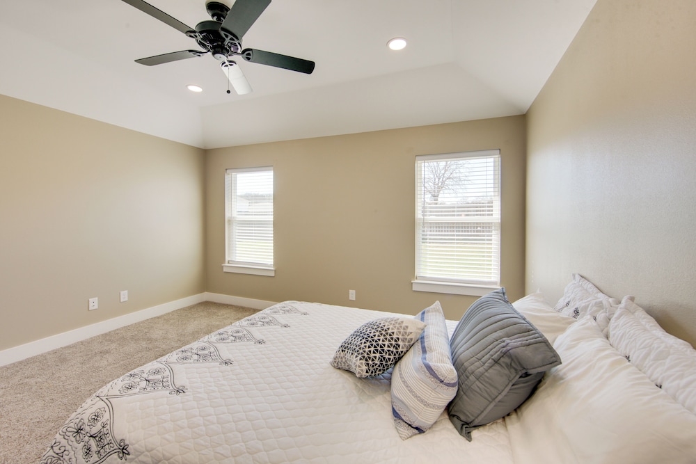 8 Mi to State Park: Home w/ Fenced Yard in Lindale