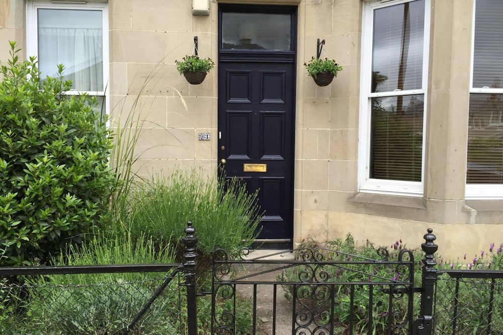 Central and Spacious 2 Bedroom Flat With Garden