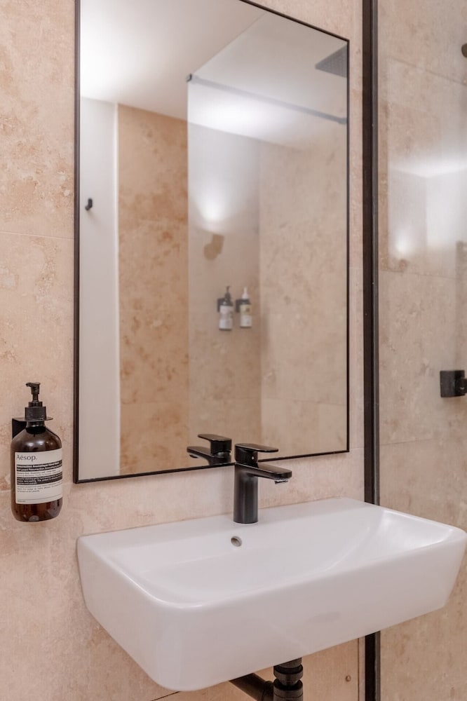 Chic 1BD Maisonette W/hot Tub, King's Cross!