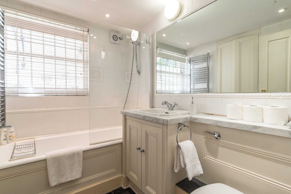 Elegant 3 Bedroom Home Located in South Kensington
