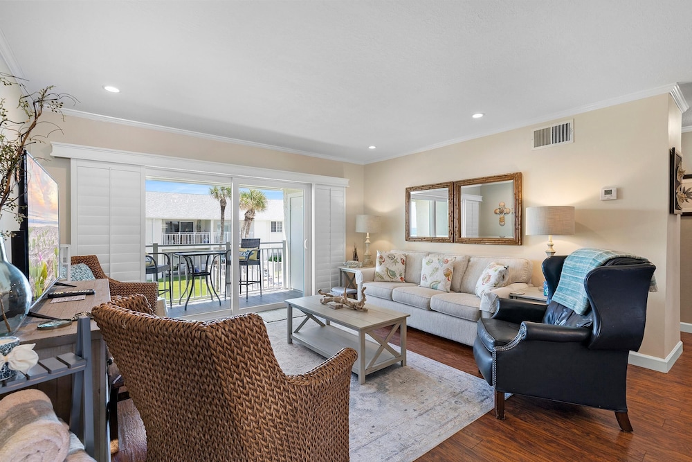 Colony Beach Club 204