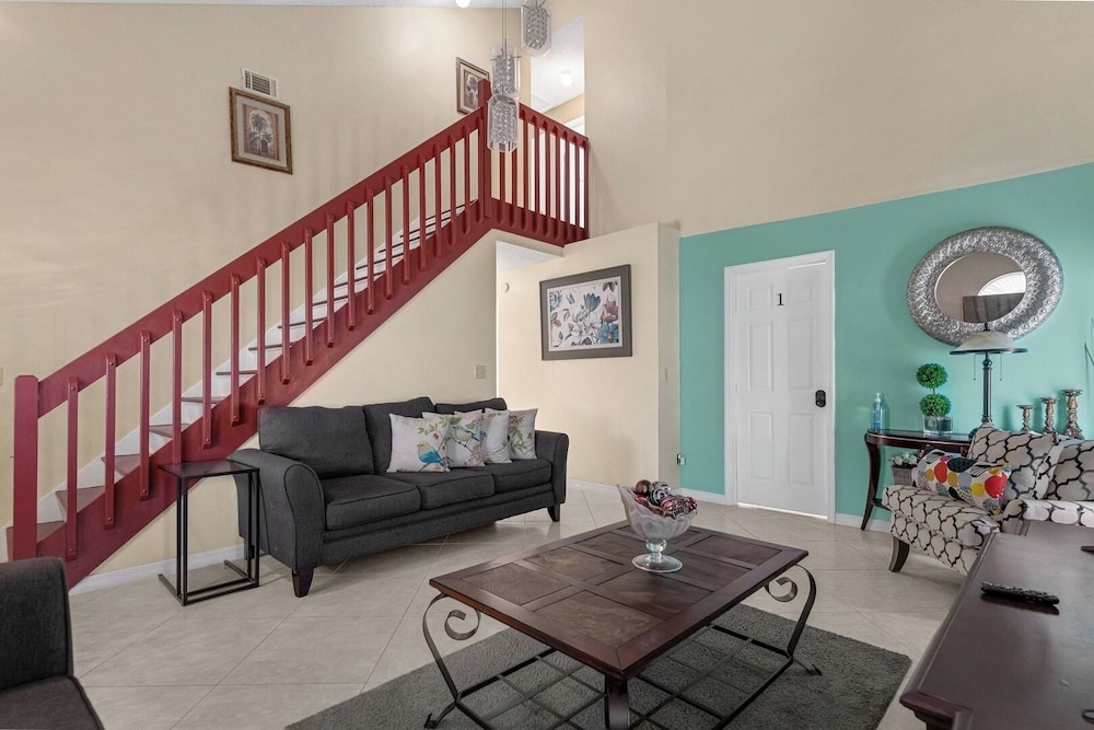 Comfortable 4BR Getaway: Wifi & Parking Included
