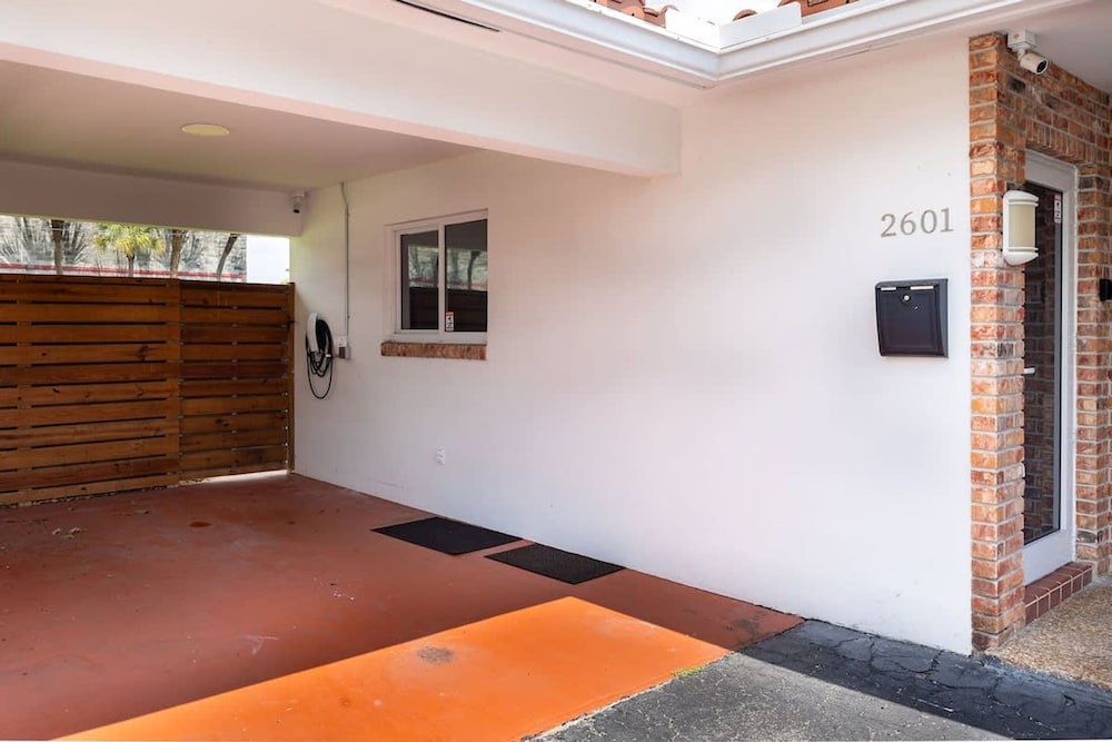 Welcome to Your Fort Lauderdale Retreat 2bed 2bath