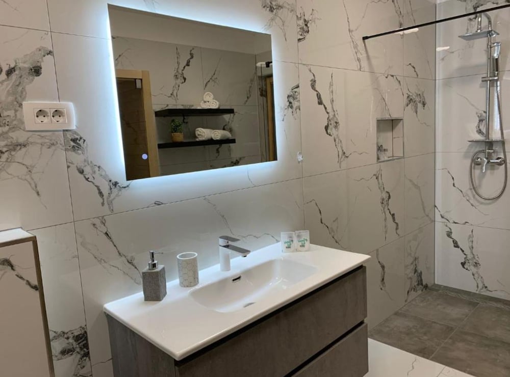 Luxury Apartment Ivo With Jacuzzi Near the Beach