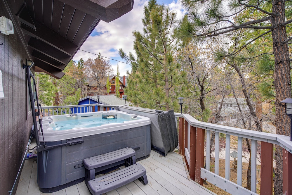 Big Bear Cabin w/ Hot Tub < 3 Mi to Skiing!