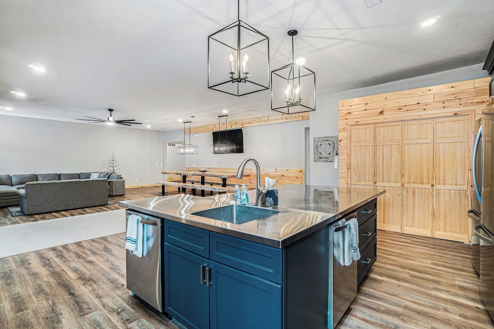 8BR Lodge w/ Bowling Alley, Near Lakes & Trails
