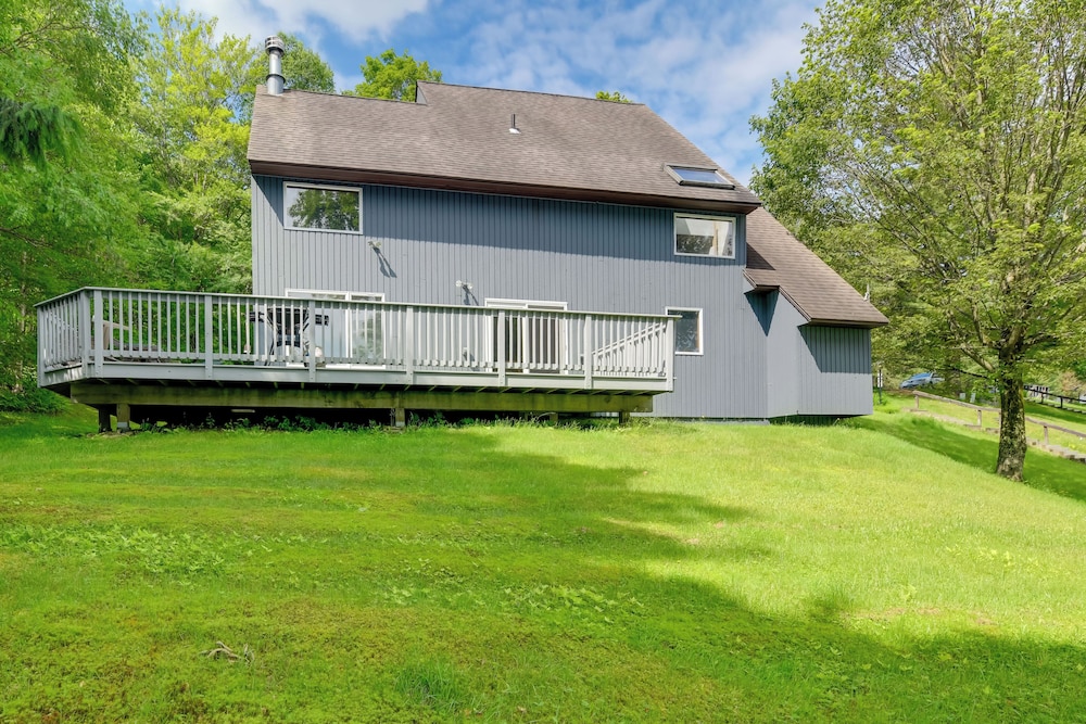 Ski-in/ski-out Sugarbush Retreat w/ Indoor Hot Tub