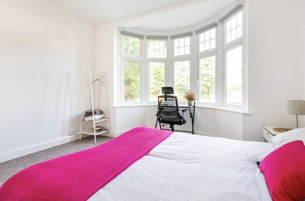 Beautiful 1-bed Apartment With Garden in London view 4