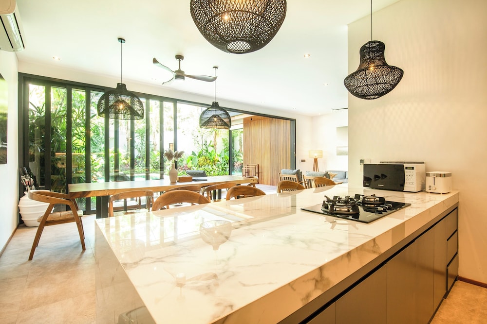 Seaside Escape: 4BR Villa, 190m to Canggu Beach