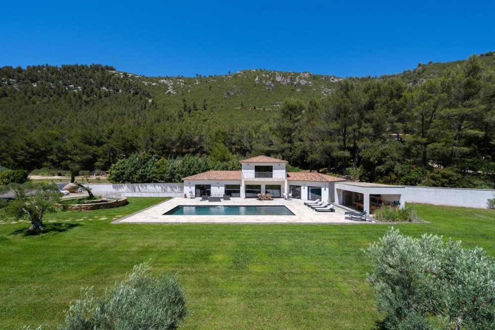 Villa With Heated Swimming Pool spa gym and Cinema