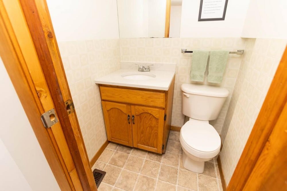 Farmhouse PEC - Centrally Located in PEC
