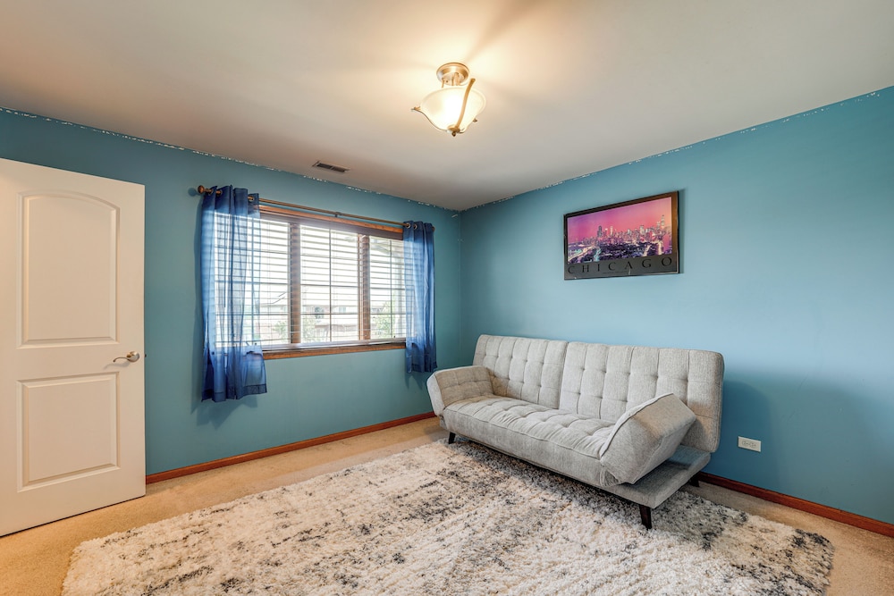 Game Room & Deck: Family Home in Chicago Area!